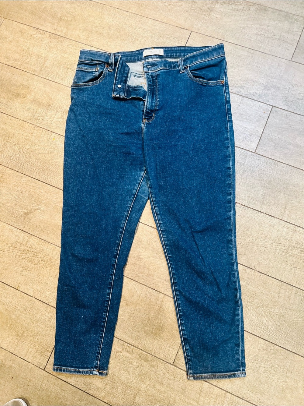 Abercrombie & Fitch Women's Skinny Jeans in Dark Blue Wash. clean
